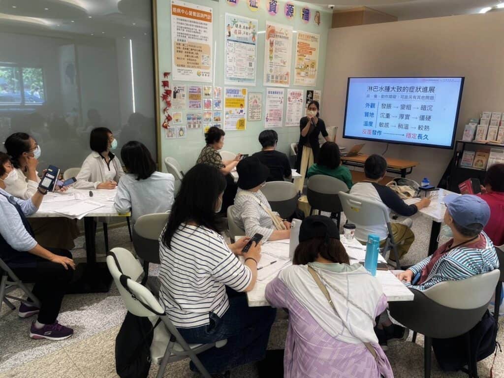 我曾參與台北榮總與台灣癌症基金會合辦的淋巴水腫課程，當時的授課老師是淋巴水腫治療師－梅根老師。這也是我第一次知道，原來有專門針對淋巴水腫的治療師。老師的客群主要來自乳癌與婦癌病人。